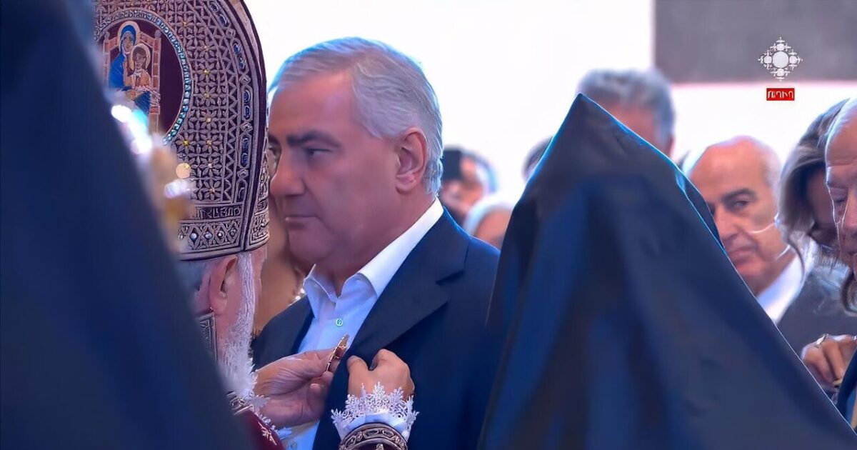 Արժանացել եք ժողովրդի սիրուն ու հարգանքին՝ ազգային բարերարի վսեմ կոչումով. Կաթողիկոսը՝ Սամվել Կարապետյանին