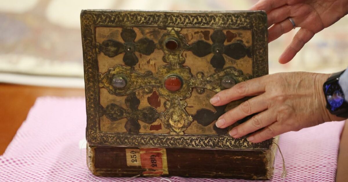 Ֆասթ Բանկը, ի դեմս Վահե Բադալյանի, 50մլն դրամի աջակցություն է ցուցաբերել Մատենադարանին