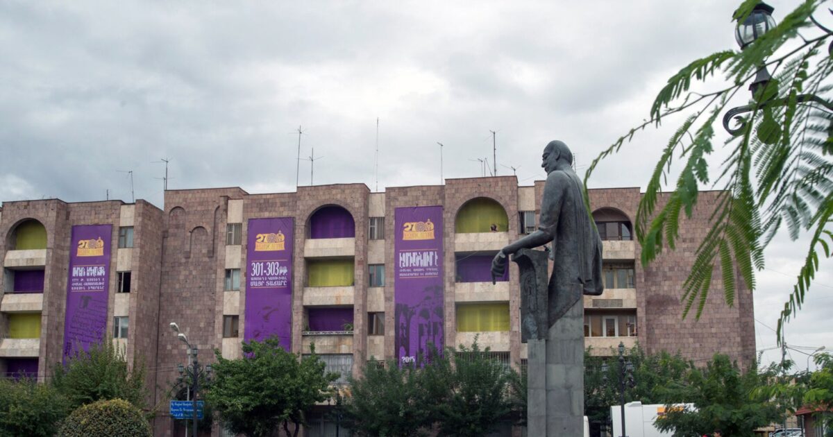 Էջմիածնում դրոշի փոխարեն՝ գունավոր կտորներ. «Հրապարակ»