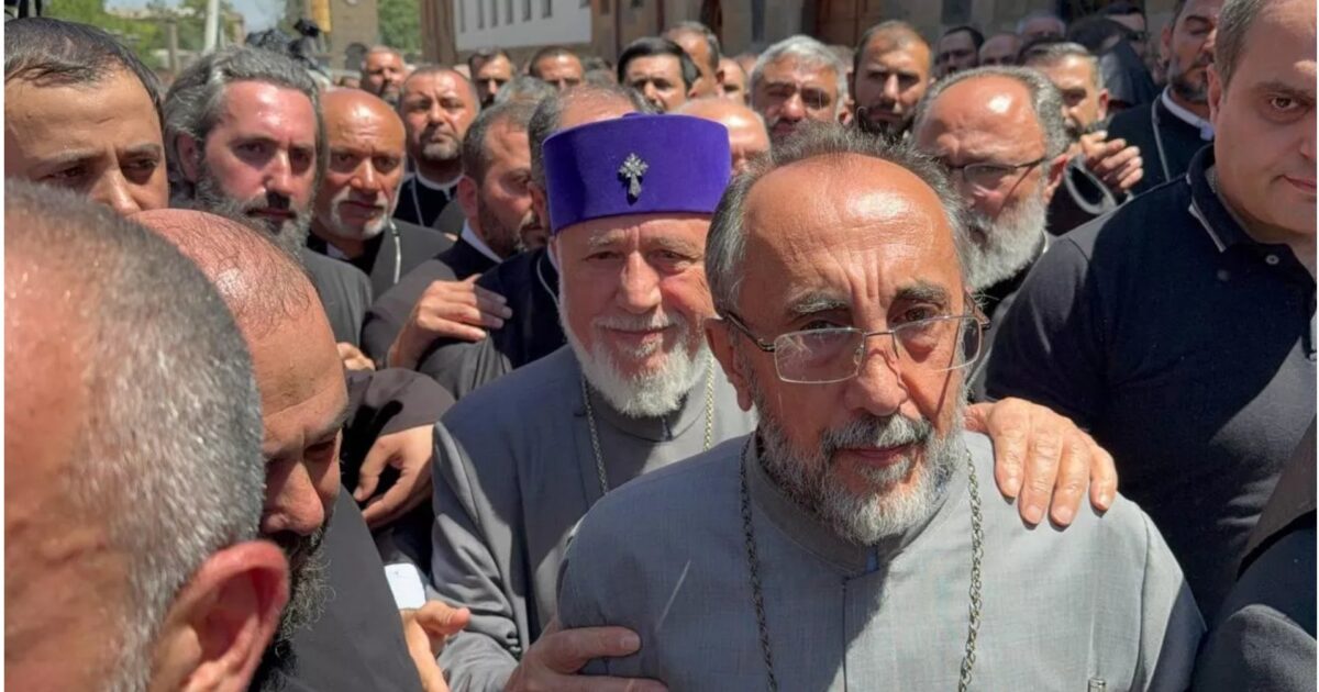 Կաթողիկոսն այցելել է Միքայել սրբազանին. Aravot.am