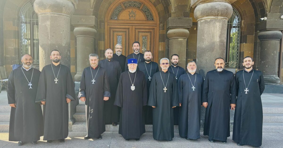Գարեգին Բ-ն հանդիպել է բերման ենթարկված հոգևորականներին
