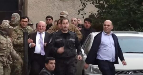 Իրավապահները Վարդան Ղուկասյանին դուրս բերեցին քաղաքապետարանից և տեղափոխում են Երևան