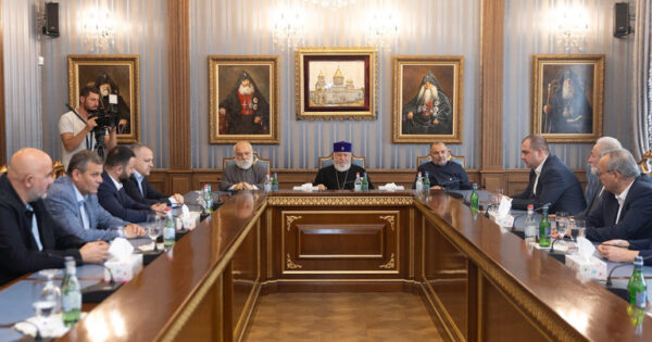 Վեհափառն Արցախի պաշտոնյաների հետ քննարկել է ռшզմագերիների ազատ արձակմանն առնչվող հարցեր