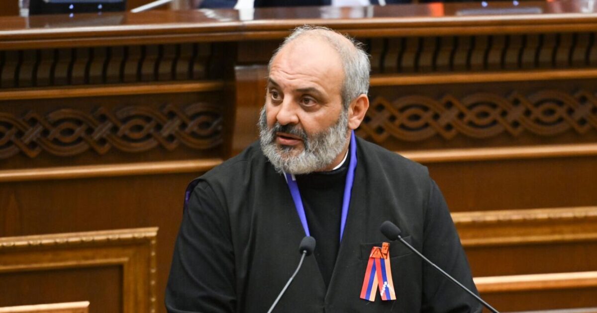 Հայաստանի Խորհրդարանում այսօր ոչ թե Հայրենիքի Կալանավորի, այլ Հաղթանակած Սրբազանի կոչ հնչեց