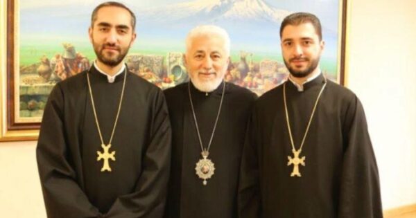 Տեր Արսենն ու Տեր Կարապետը լանջախաչ կրելու իրավունք են ստացել