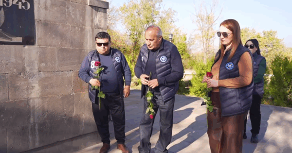 Խաչիկ Մանուկյանն այցելել է Վաղարշապատում գտնվող Արցախյան պատերազմի զոհերի հուշահամալիր և ծաղիկներ է խոնարհել նրանց շիրիմներին