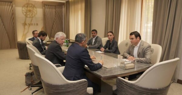 Նարեկ Կարապետյանը հանդիպել է «Աղոթքի նախաճաշի» մասնակիցներից մի քանիսի հետ