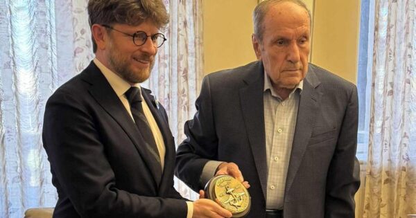 Լևոն Տեր-Պետրոսյանն իր առանձնատանը հյուրընկալել է ՀՀ-ում Ֆրանսիայի դեսպանին