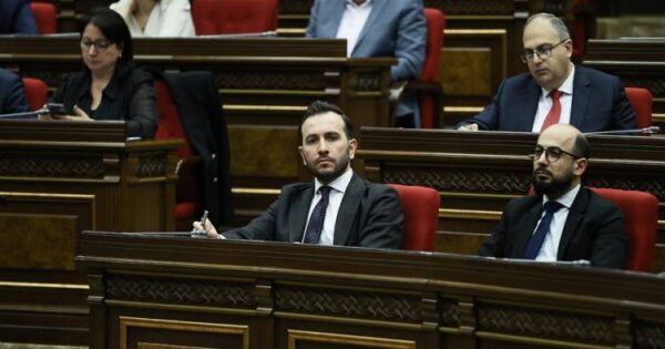 Հայկ Կոնջորյանը նիստերի դահլիճում էլ է անձնական օգնական պահում, որ ավել չքայլի. «Հրապարակ»