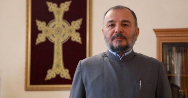 Վրթանես եպիսկոպոսը պետք է հեռանա. «Հրապարակ»