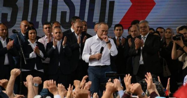 Քաղաքական էլիտան քեֆ-ուրախությունների մեջ է. «Հրապարակ»