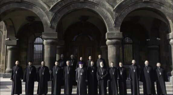 Գուգարաց թեմի հոգևորականները՝ թեմի առաջնորդի գլխավորությամբ, աջակցություն են հայտնել Վեհափառ Հայրապետին