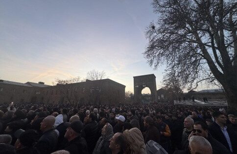 Հավատավոր ժողովուրդը եկավ ու սատարեց Հայ Առաքելական Եկեղեցուն, իսկ Նիկոլի տիրադավ պատանդները անեծքի․ Աբրահամյան