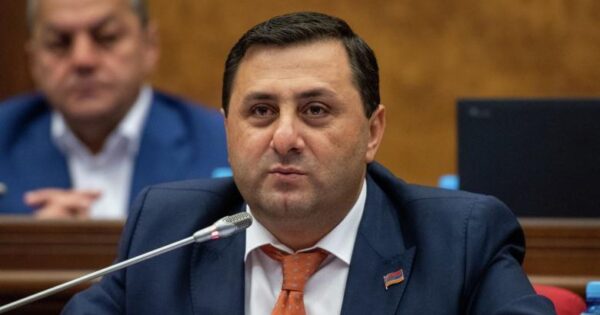 Նիկոլին օդ ու ջրի նման պետք է հայ առաքելական եկեղեցուց կերտել հակապետական ինստիտուտի կերպար․ Ֆարմանյան