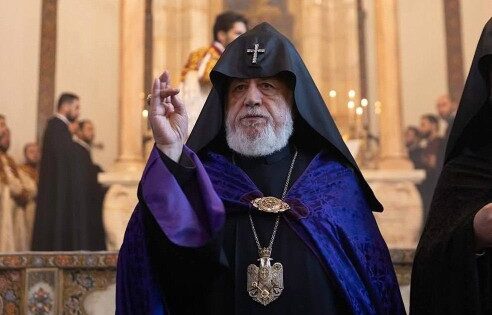 Եկեղեցին ունի անհամեմատ ավելի բարձր վարկանիշ. 55.8%-ը վստահում է եկեղեցուն, իսկ պետական պետական իշխանությանը՝ 17.8%-ը