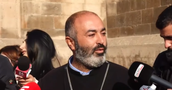 Գևորգ Սրբազանը միշտ վատ է տրամադրված եղել Արշակ Սրբազանի նկատմամբ, ոմանց կարծիքով՝ իր կարճահասակ լինելու պատճառով. Տեր Վրթանես