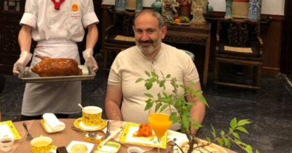 ՔՊ-ականների խնջույքին Փաշինյանը սեփական մատուցողին ու բաժակն է տարել. «Հրապարակ»