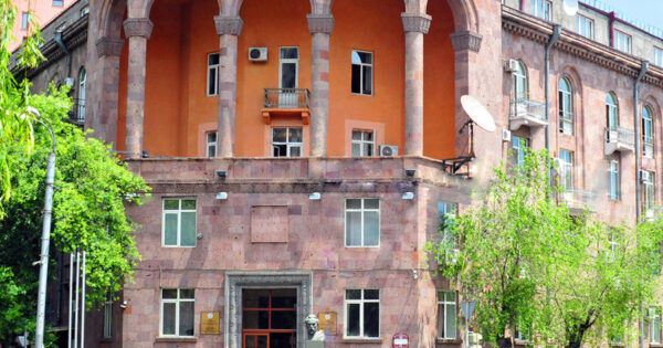 Բրյուսովի անվան համալսարանում իրավիճակը լարված է. Դավիթ Գյուրջինյանը որոշել է «կար ու ձեւ» անել համալսարանը. «Ժողովուրդ»