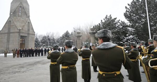 Եռաբլուրում զոհվածների ծնողները շան լափ են թափել դիպուկահարների գլխին. «Հրապարակ»