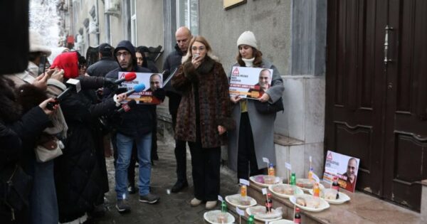 Սնունդ ՄԻՊ-ին՝ հիշեցնելու 11 օր հացադուլի մեջ գտնվող Նարեկ Սամսոնյանի իրավունքների մասին. ակցիա