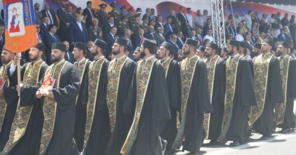 Այս գործընթացի առիթը հանդիսացել է այն, որ գնդերեցները հրաժարվել են ՊՆ պահանջով միանալ Փաշինյանի հակաեկեղեցական ծրագրին. Արա Զոհրաբյան