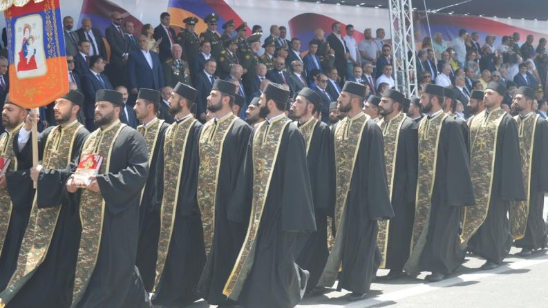 Այս գործընթացի առիթը հանդիսացել է այն, որ գնդերեցները հրաժարվել են ՊՆ պահանջով միանալ Փաշինյանի հակաեկեղեցական ծրագրին. Արա Զոհրաբյան