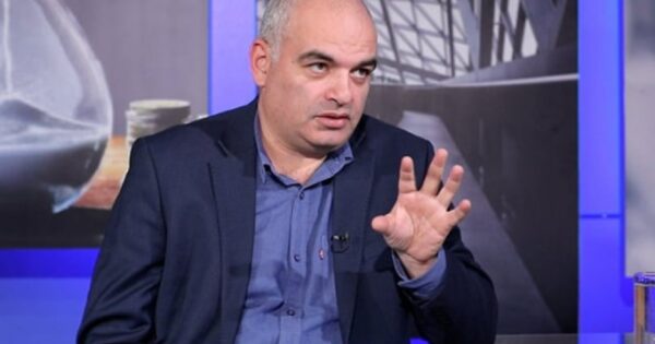 Քննիչները խուզարկում են Հայկ Դեմոյանի բնակարանը