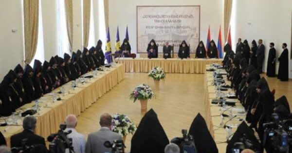 Իշխանությունը փորձում է թույլ չտալ հոգևորականների մեկնումը Հայաստանից. «Հրապարակ»