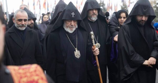 Նորին Սրբությունն ու եկեղեցականներն առանձնաբար այցելեցին ազգի հերոս զավակների շիրիմներին