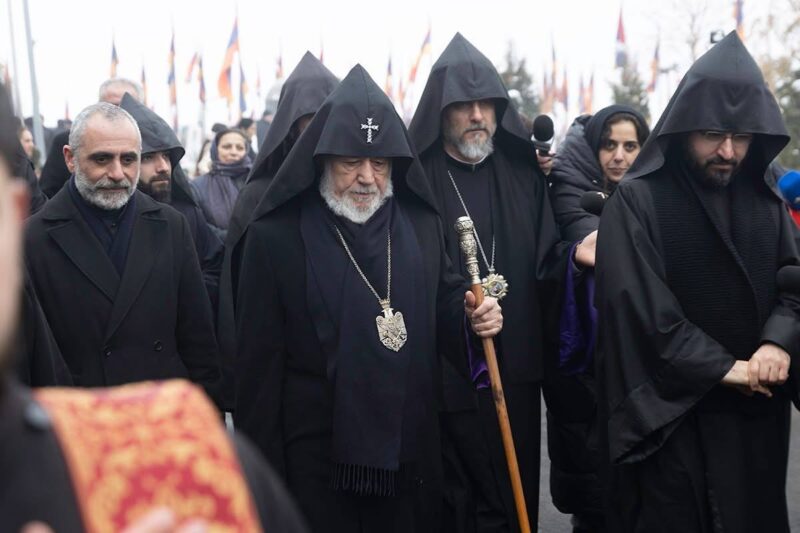 Նորին Սրբությունն ու եկեղեցականներն առանձնաբար այցելեցին ազգի հերոս զավակների շիրիմներին