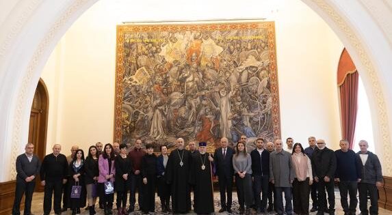 Ամենայն Հայոց Կաթողիկոսը շնորհավորեց Մայր Աթոռի պաշտոնեությանը