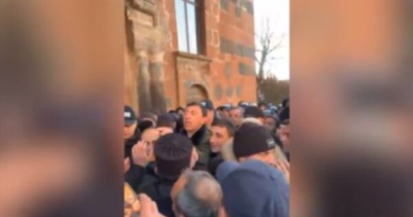 Լարված իրավիճակ Թալինի Սուրբ Աստվածածին եկեղեցու մուտքի մոտ