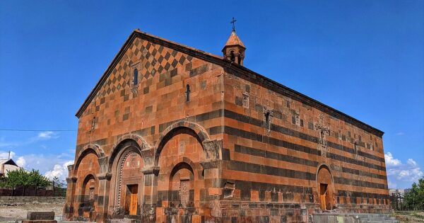 Առավոտից ռազմական ոստիկանության մեքենա է հերթապահում Երևանի Քանաքեռի Սուրբ Աստվածածին եկեղեցու մոտ