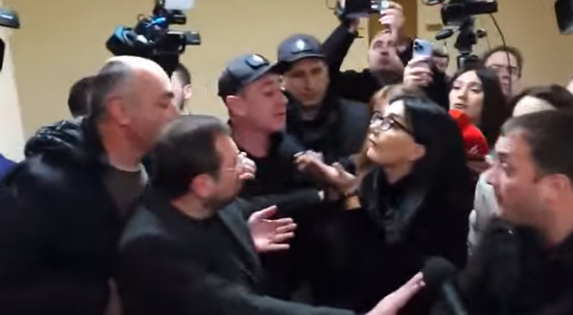 «Ժողովուրդ» օրաթերթի լրագրողներին հեռացրին ԱԺ շենքից