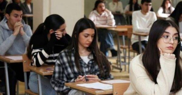 Շպարգալկա՝ սեղանի ոտքի տակից. «Հրապարակ»