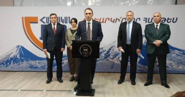 «Ընդդիմադիր ուժերը պետք է միավորվեն մի քանի խոշոր գաղափարական դաշինքների մեջ և պարտության մատնեն գործող վարչախմբին». «Փաստ»