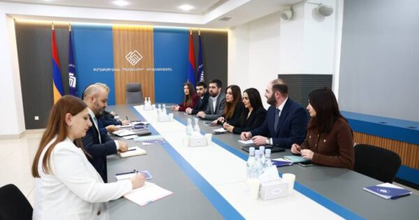 Ինչո՞ւ է Սարգիս Խանդանյանը ՔՊ նիստերին մասնակցում. «Հրապարակ»