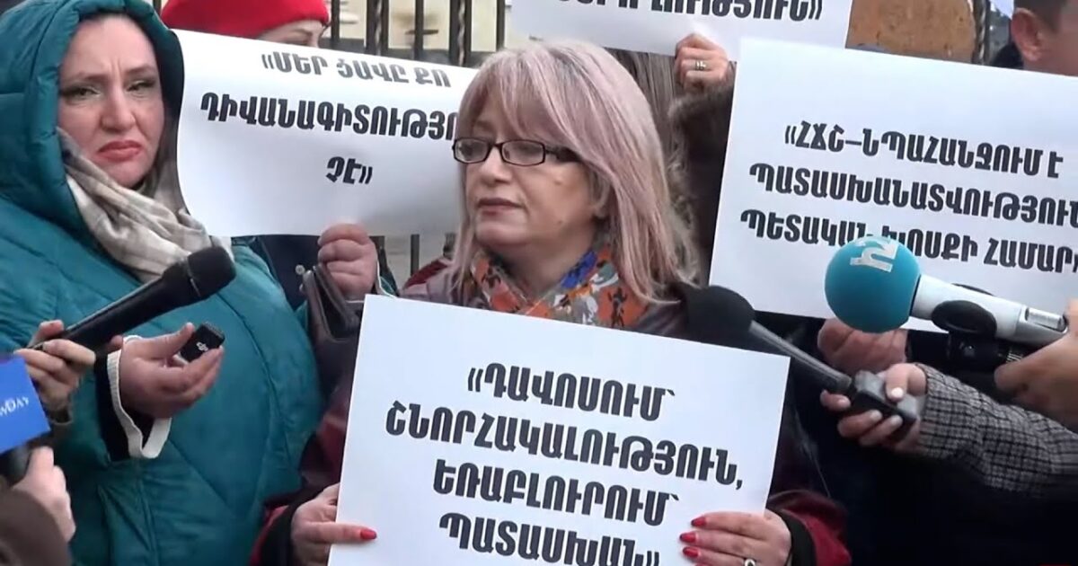 Վահա՛գն Խաչատուրյան, պարտավոր ես ներողություն խնդրել, քեզ սպասելու ենք «Եռաբլուր»-ում. ակցիա՝ նախագահականի դիմաց