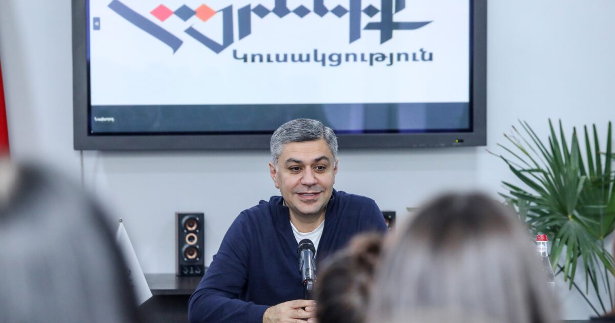 «Հայրենիք» կուսակցության նախագահ Արթուր Վանեցյանը հանդիպում է ունեցել վանաձորցի երիտասարդների հետ