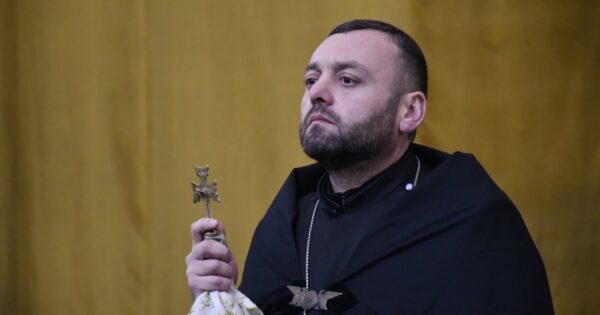 Այո’, կնքահայրը պետք է աստվածասեր, եկեղեցասեր և հայրենասեր լինի