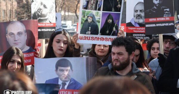 Մենք դադարում ենք գյուղից եկած աղքատ բարեկամի պես նայել ձեր խոսքին, ձեր բերաններից դուրս եկած խոսքերը պետք է լինեն ձեր բարոյական սփոփանքը, ոչ թե մեր. Արմեն Աշոտյան