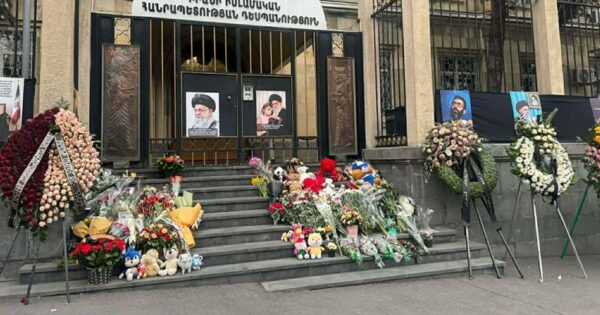 Ծաղիկներ, ծաղկեպսակներ ու փափուկ խաղալիքներ՝ ՀՀ-ում Իրանի Իսլամական Հանրապետության դեսպանատան դիմաց