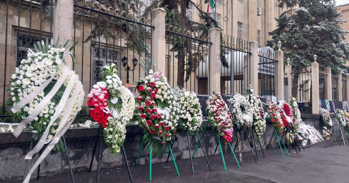 Իրանի դեսպանատան դիմաց Բագրատ և Արշակ Սրբազանների անունից ծաղկեպսակ է տեղադրվել