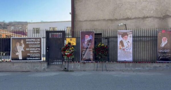 Մարդիկ ծաղիկներ և խաղալիքներ են դնում Կապանում Իրանի գլխավոր հյուպատոսության մոտ