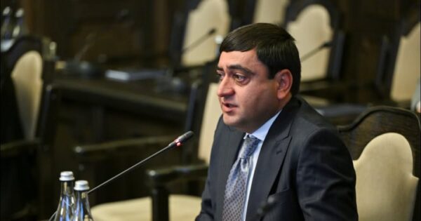 Արմավիրի մարզպետ Վահրամ Խաչատրյանը, որ խաչակրաց արշավանք է հայտարարել մարզի դպրոցներում. «Հրապարակ»