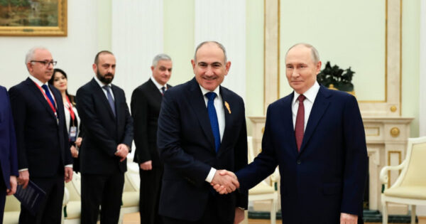 Փորձում է խաբել թե՛ ժողովրդին, թե՛ Ռուսաստանին, թե՛ Արևմուտքին. «Փաստ»