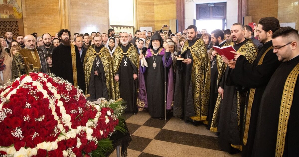 Պայծառակերպության Տիրոջ մայր տաճարում Եզրաս Սրբազանի գլխավորությամբ կատարվել է Թաղման կարգ