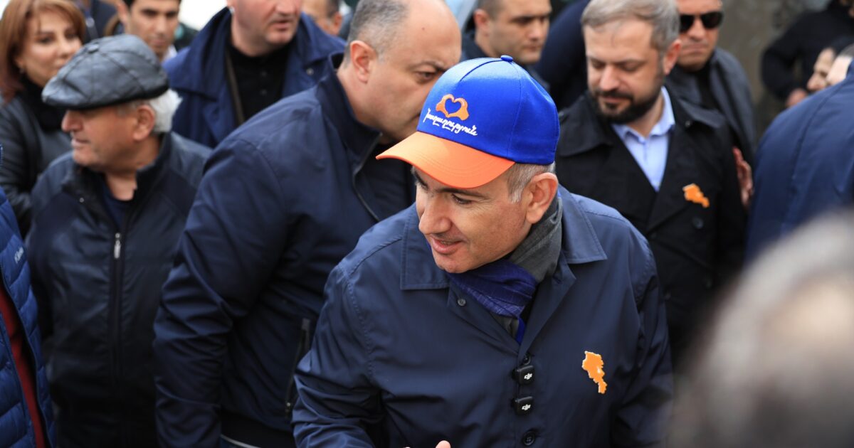 Փաշինյանը նախարարներին, պատգամավորներին ու մարզպետներին հրահանգել է անձամբ բուկլետ բաժանել. «Ժողովուրդ»