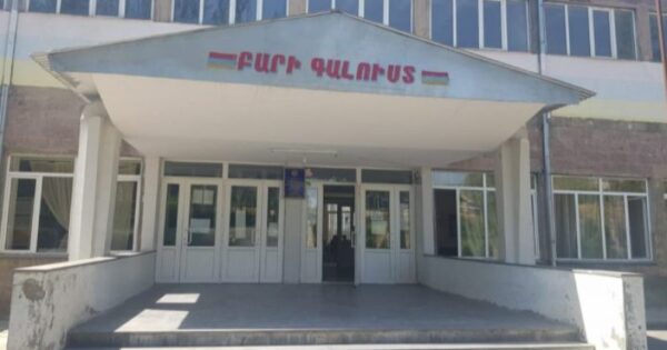Բյուրականի դպրոցի տնօրենն ուսուցիչներին կանչում է հանրահավաքի. Hraparak.am