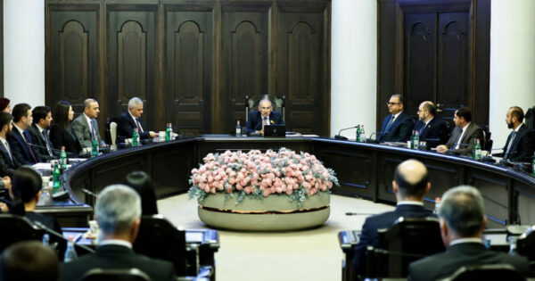 Ո՞ւմ հաշվին են «ծածկում» սեփական ձախորդ քաղաքականության հետևանքները. «Փաստ»